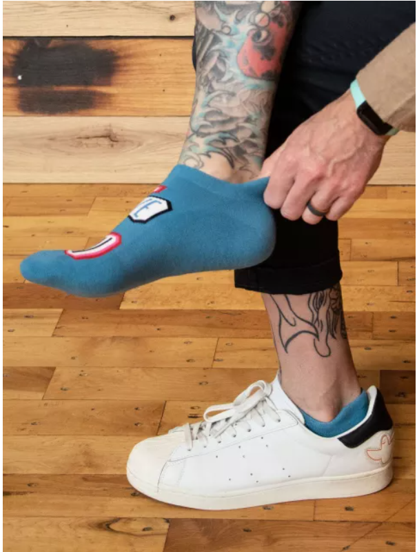 Blue Q - Unisex Sneaker Socks - Love This Town