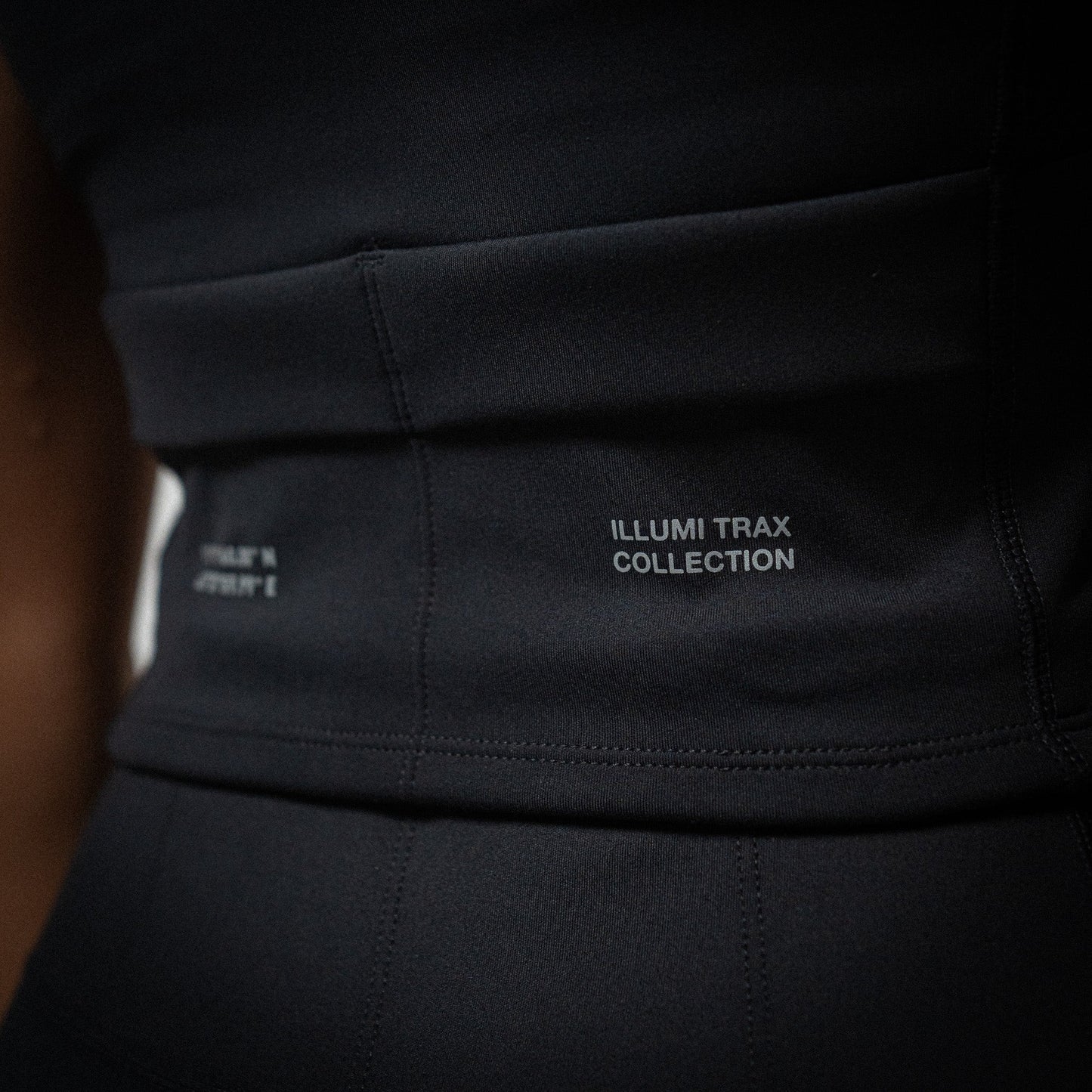 Atlas Collectif - Illumi Trax WMNS Running Crop Tank - Black - Women's