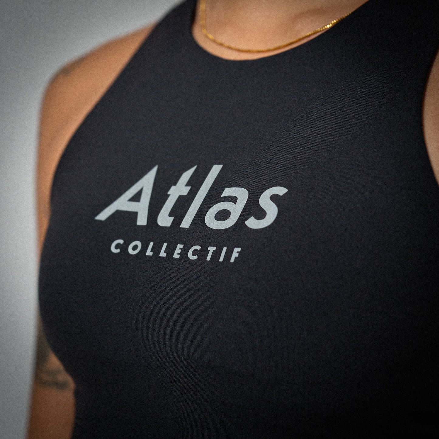 Atlas Collectif - Illumi Trax WMNS Running Crop Tank - Black - Women's